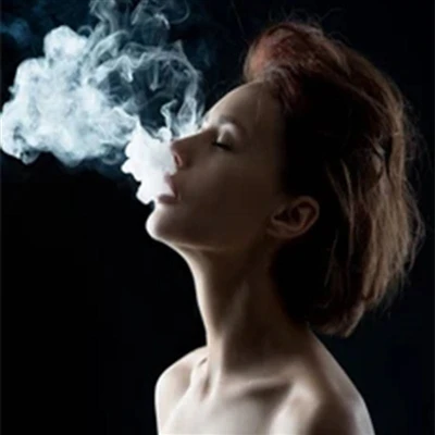 Com els cigarrets electrònics inhalen els vapors